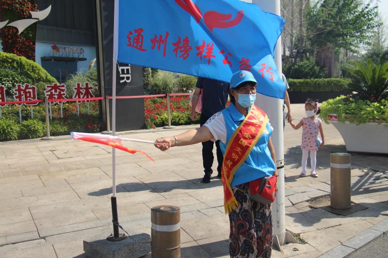 <strong>黑鸡巴操骚逼片</strong>